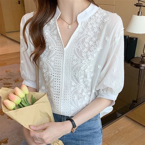 Elegant Bluse med Blomsterbroderi og Halvlange Ærmer