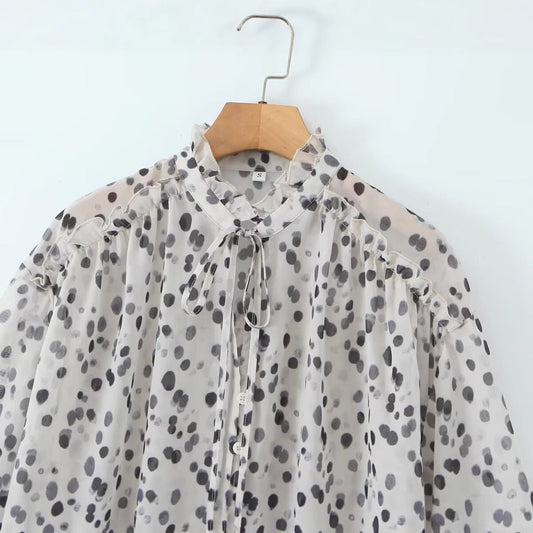 Feminin blus med halv krage och lätta ärmar