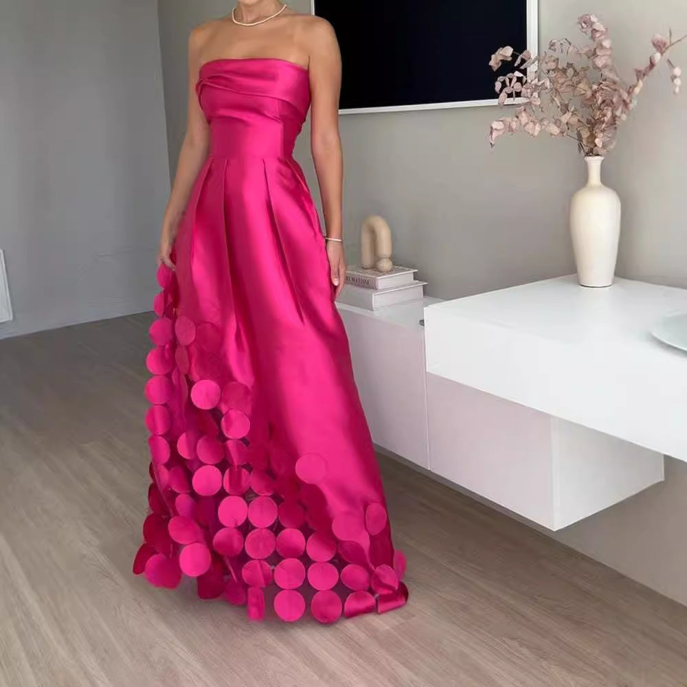 Förtrollande Kvällsklänning med Lagerdesign och Eleganta Detaljer