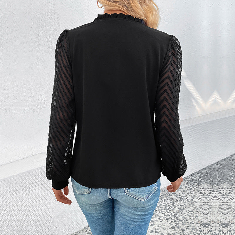 Feminine Bluse med Rynkede Detaljer og Delikat Spids