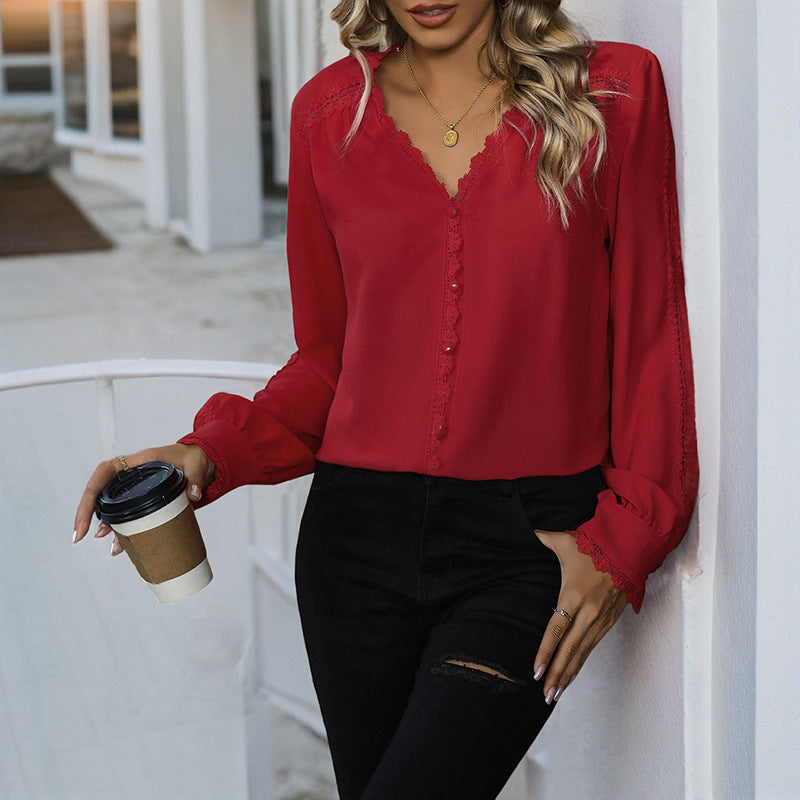 Feminine Bluse med Flotte Detaljer og Praktisk Knaplukning