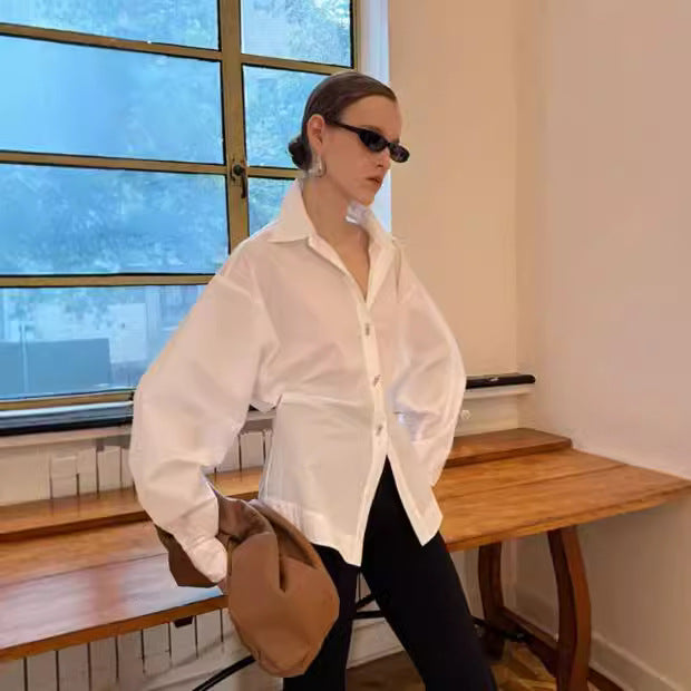 Kvinnlig Modeblus med Voluminösa Ärmar och Unika Knappdetaljer