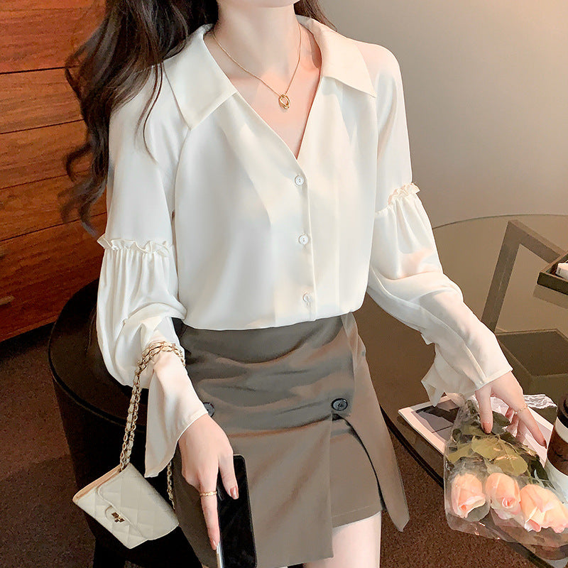 Feminine Bluse med Rynkedetaljer og V-Hals