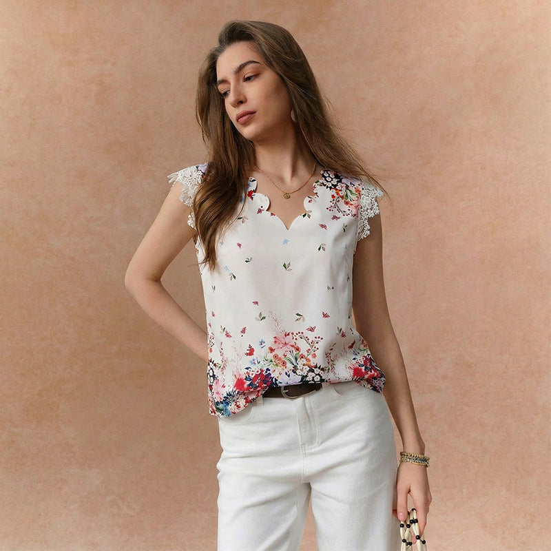 Elegant blus med blommigt tryck och spetsdetaljer