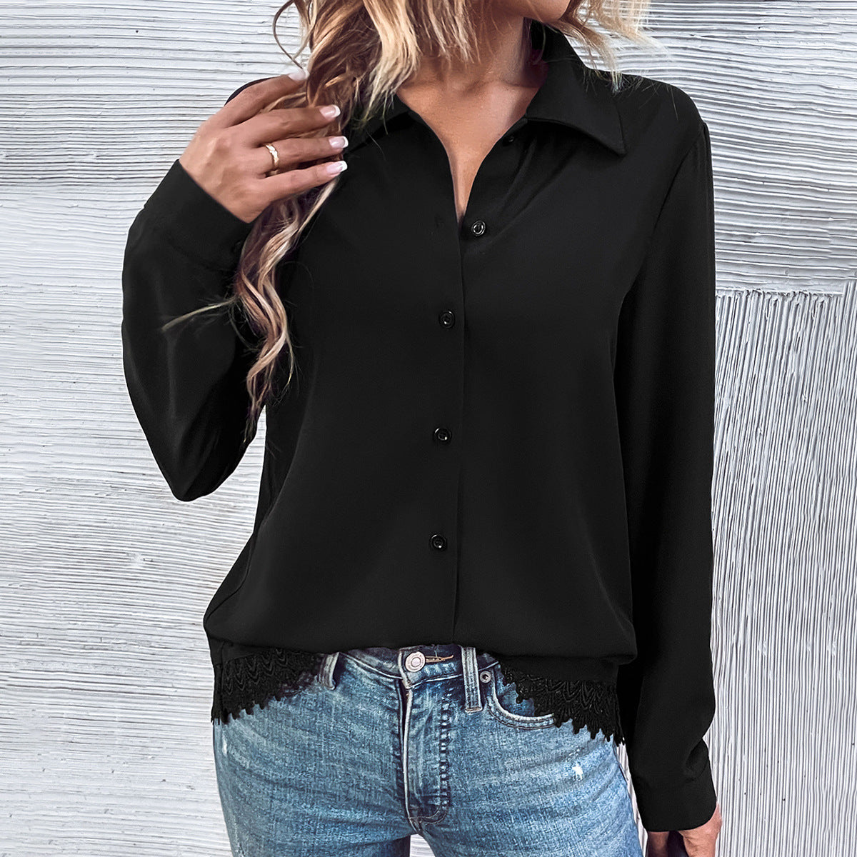 Feminine Bluse med Spidse og Knappedesign