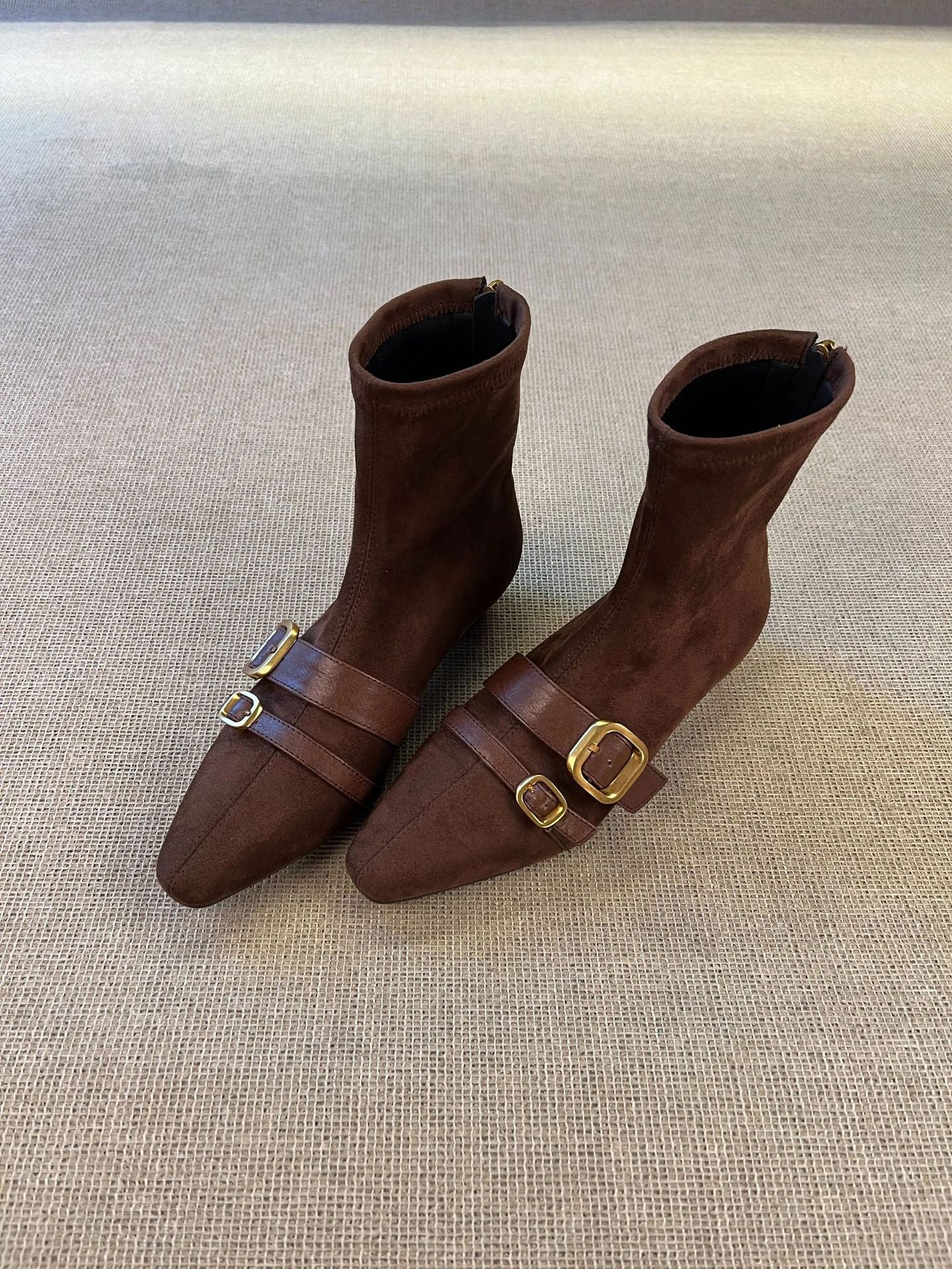 Eleganta Ankelstövlar med stiliga remmar och spetsig design