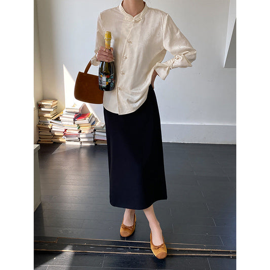 Stilren Blus med Unika Knappdetaljer och Elegant Krage