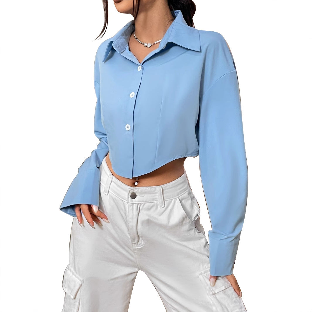 Elegant cropped bluse med lette ærmer og knapdetaljer