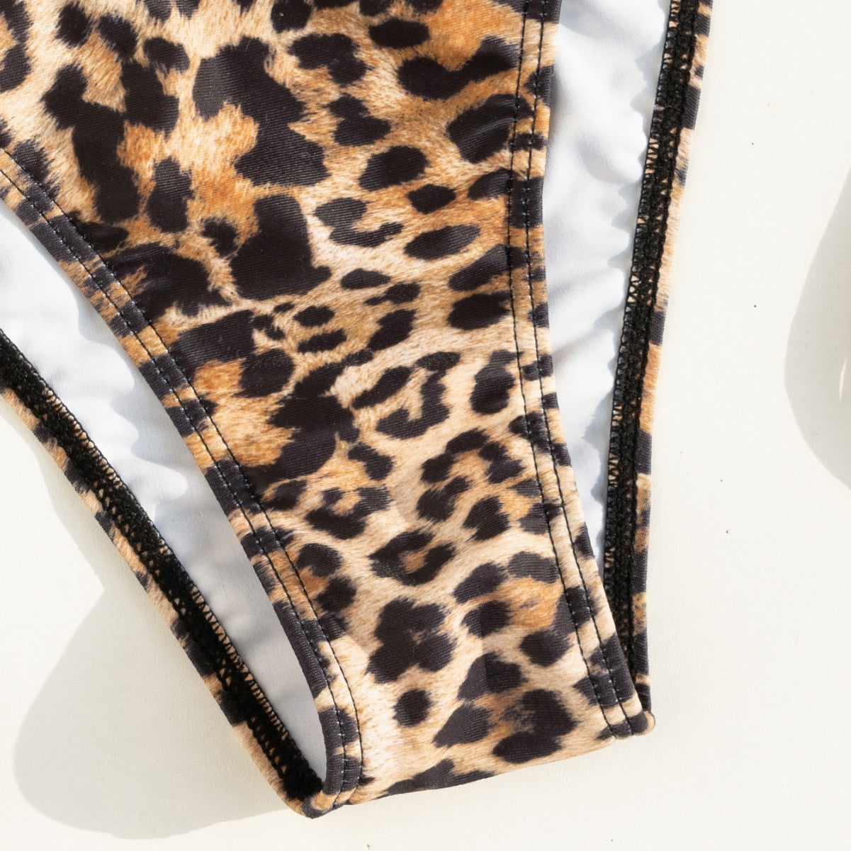 Asymmetrisk Bandeau-Bikini med Eleganta Guldinslag