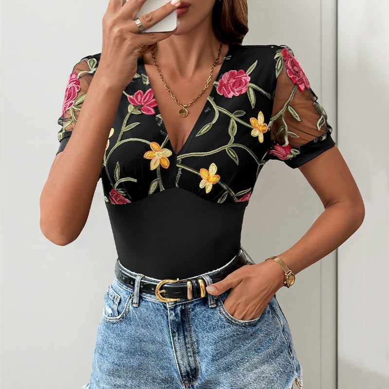 Feminint Body med Blomdetaljer och V-ringning