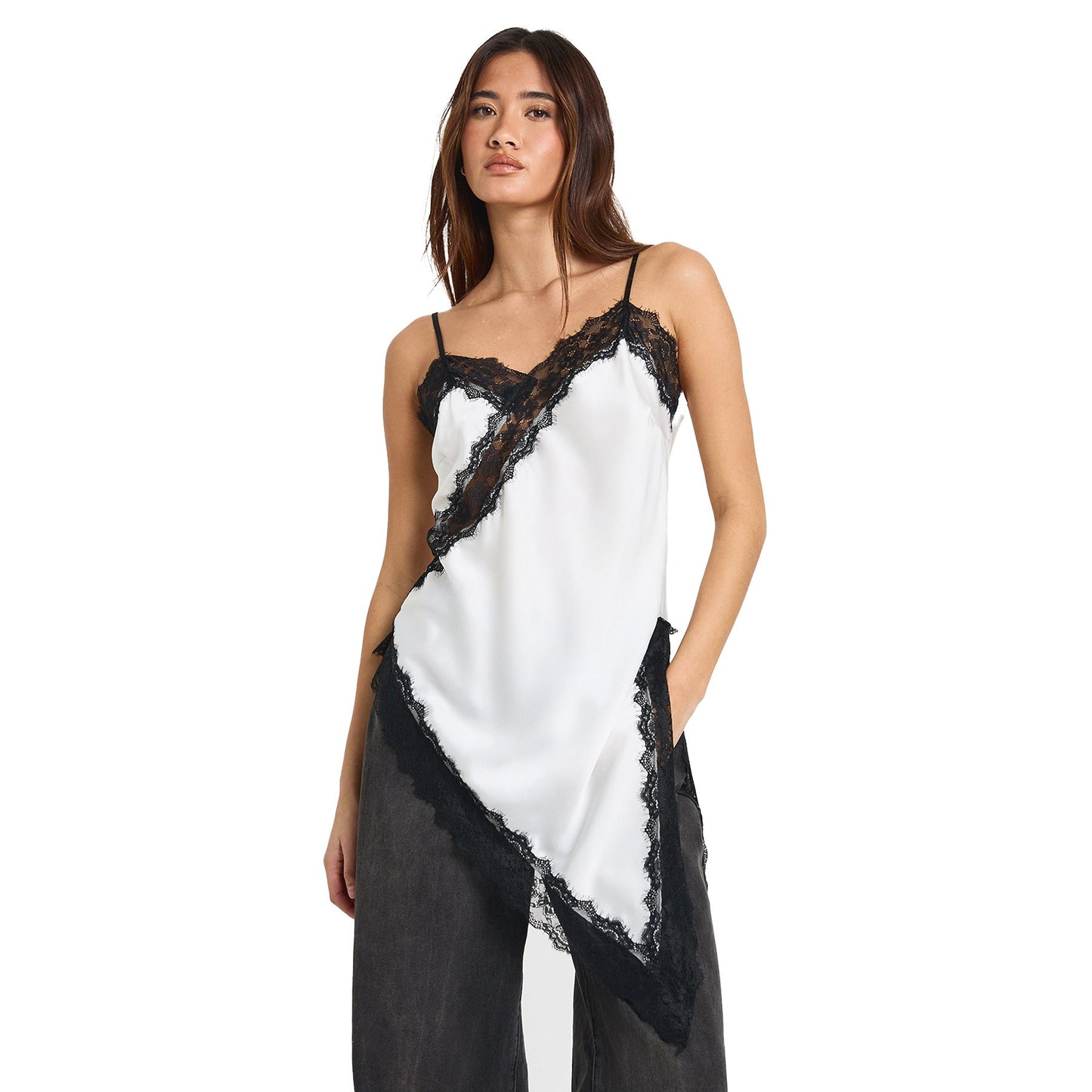 Asymmetrisk Spets-Cami med Lyxiga Detaljer