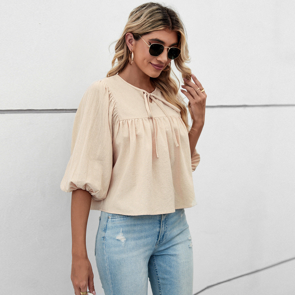 Elegant blus med vidd ärm och lekfull knytningsdetalj