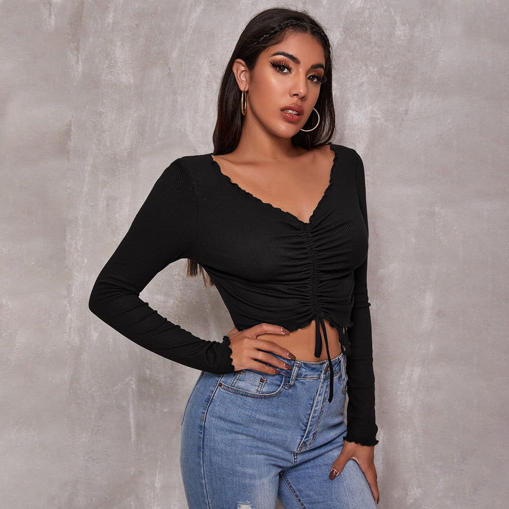 Moderne cropped top med snøring og delikate flæsedetaljer