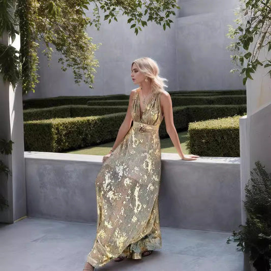 Kvinnlig kvällslook med gulddetaljer och V-ringning