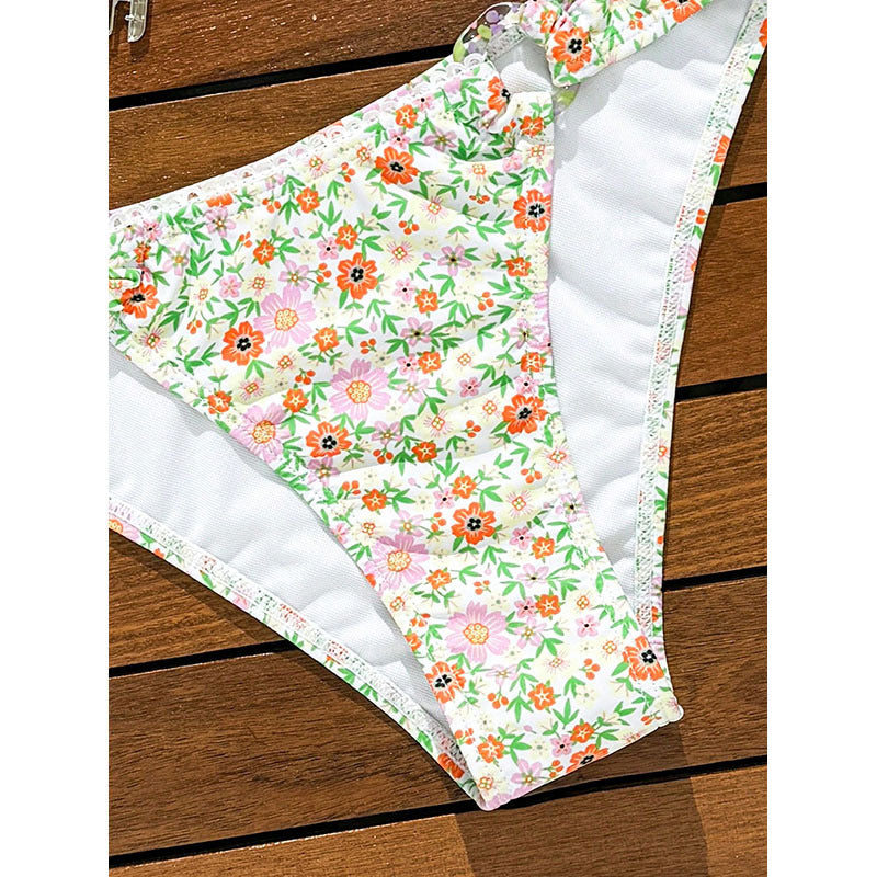 Sofistikerat Bikiniset med Blommönster och Eleganta Volanger
