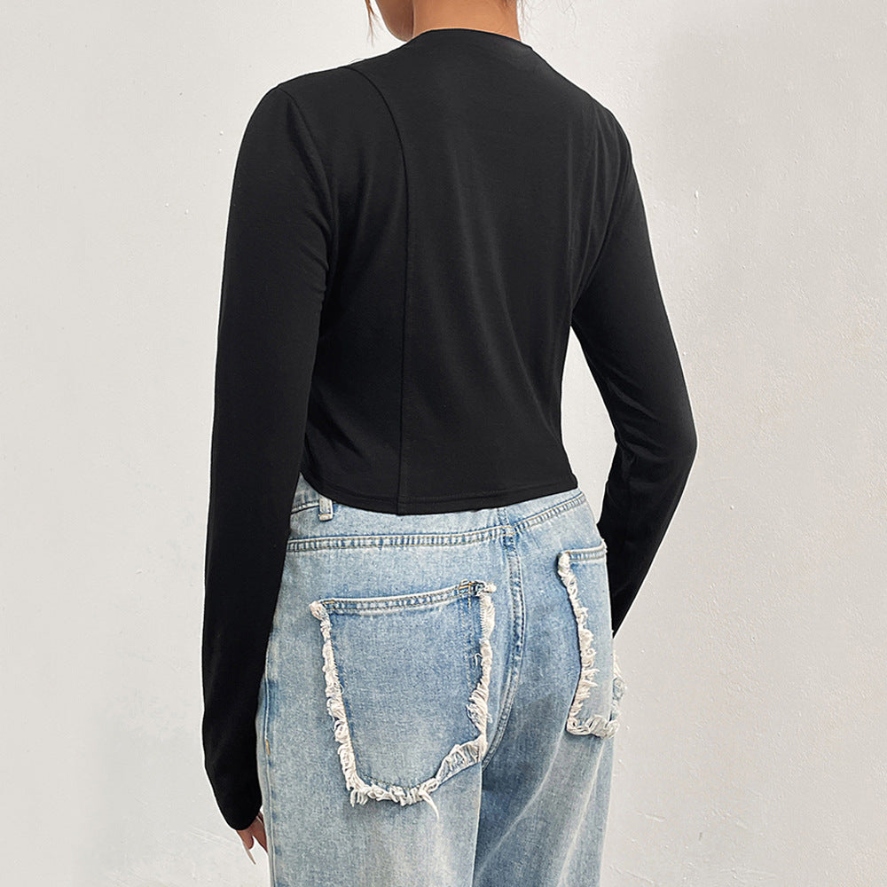 Modern, croppad långärmad blus med statement-patch