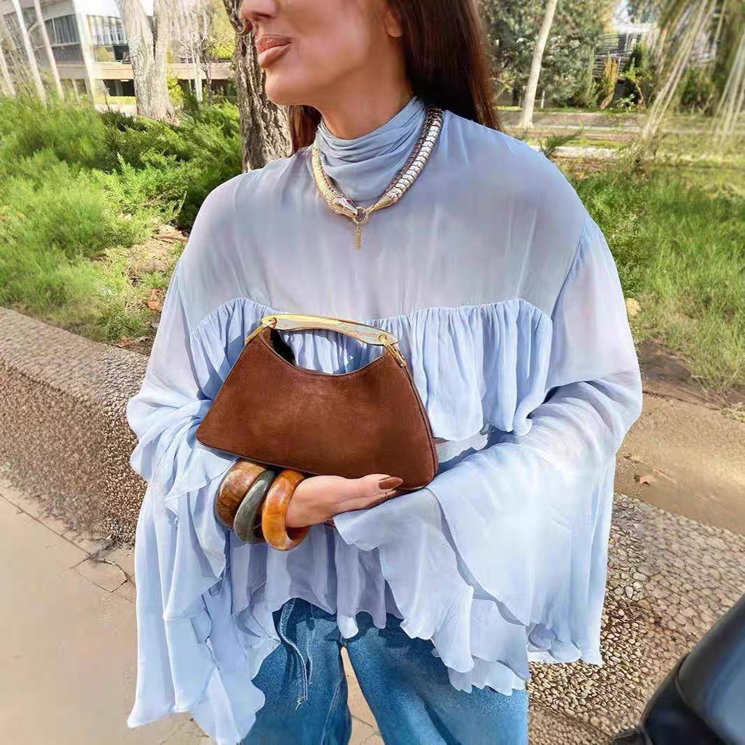 Elegant Bluse med Bølgeformede Detaljer og Lette Ærmer