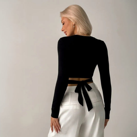 Elegant Cropped Langærmet T-shirt med Unikt Snit og Justerbar Talje