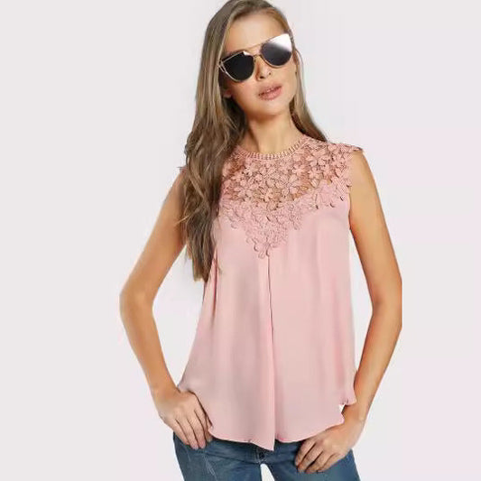 Feminina blus med blomsterbroderier och lätt silhuett
