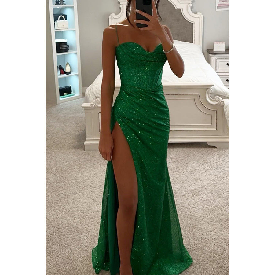 Sofistikerat Aftonklänning med Eleganta Volanger och Högt Slits