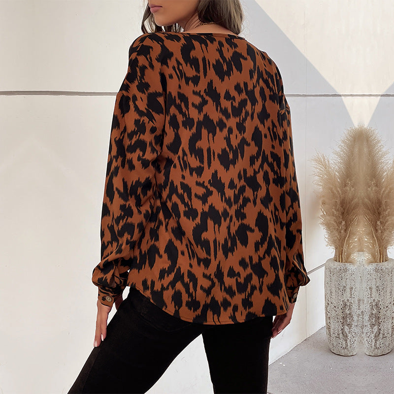 Elegant knuten blus med djurmönster