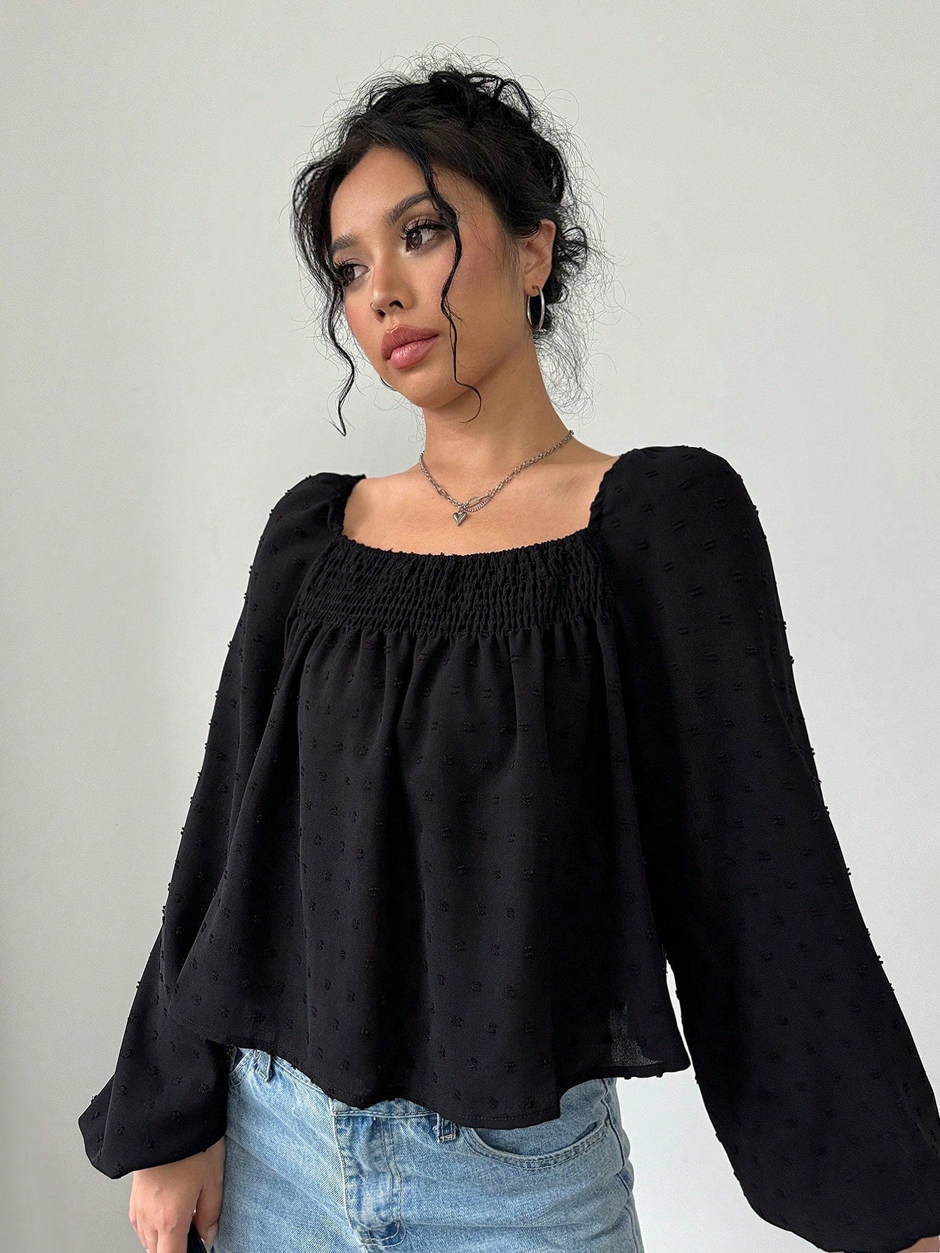 Sofistikerad Blus med Lätta Puffärmar och Strukturdesign