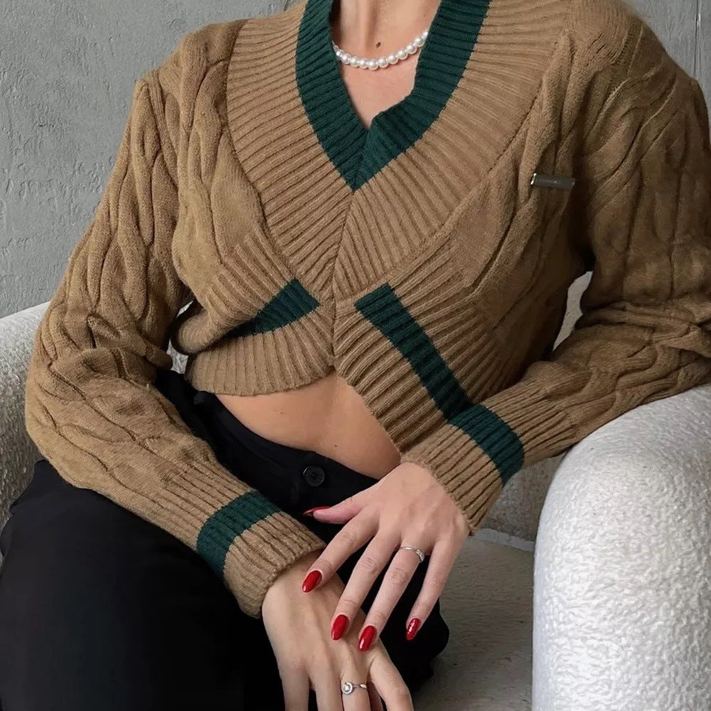 Chic cropped striktrøje med V-udskæring og moderne kontraster