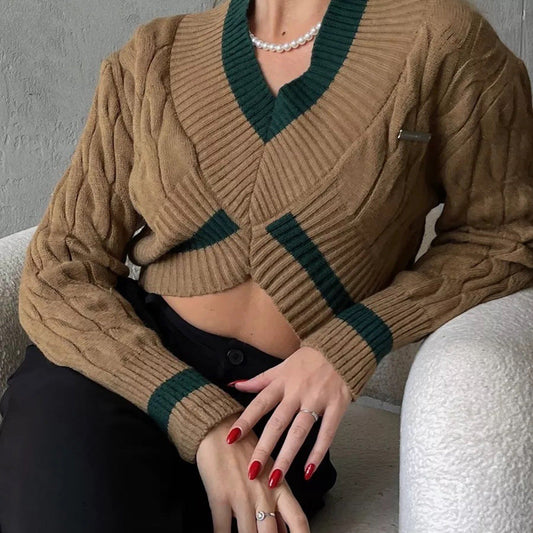 Chic cropped striktrøje med V-udskæring og moderne kontraster