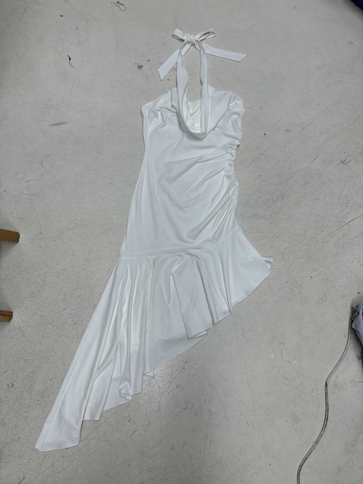 Asymmetrisk Aftonklänning med Elegant Drapering