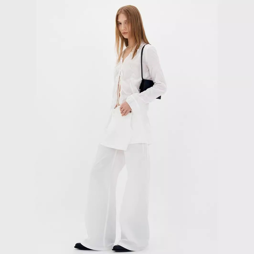Feminine Bluse med Flotte Detaljer og Figurvenligt Snit