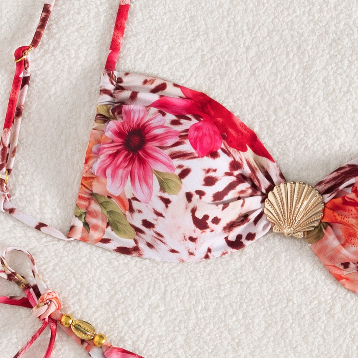 Feminint Bandeau-Bikini med Blommönster och Lyxiga Detaljer