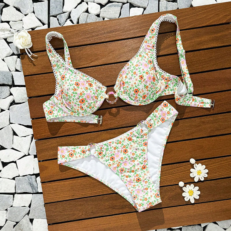 Sofistikerat Bikiniset med Blommönster och Eleganta Volanger