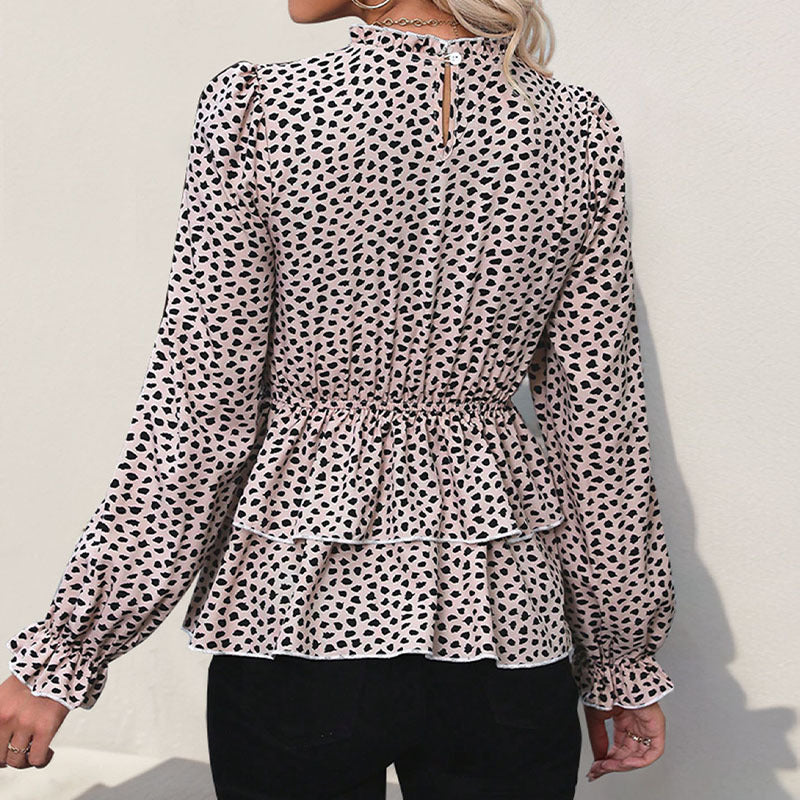 Elegant blus med volangdetaljer och unik smockdesign