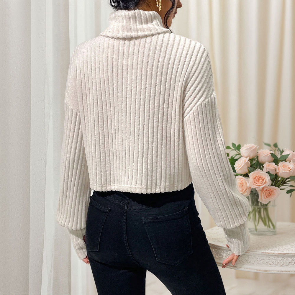 Moderne cropped trøje med høj krave og elegant struktur