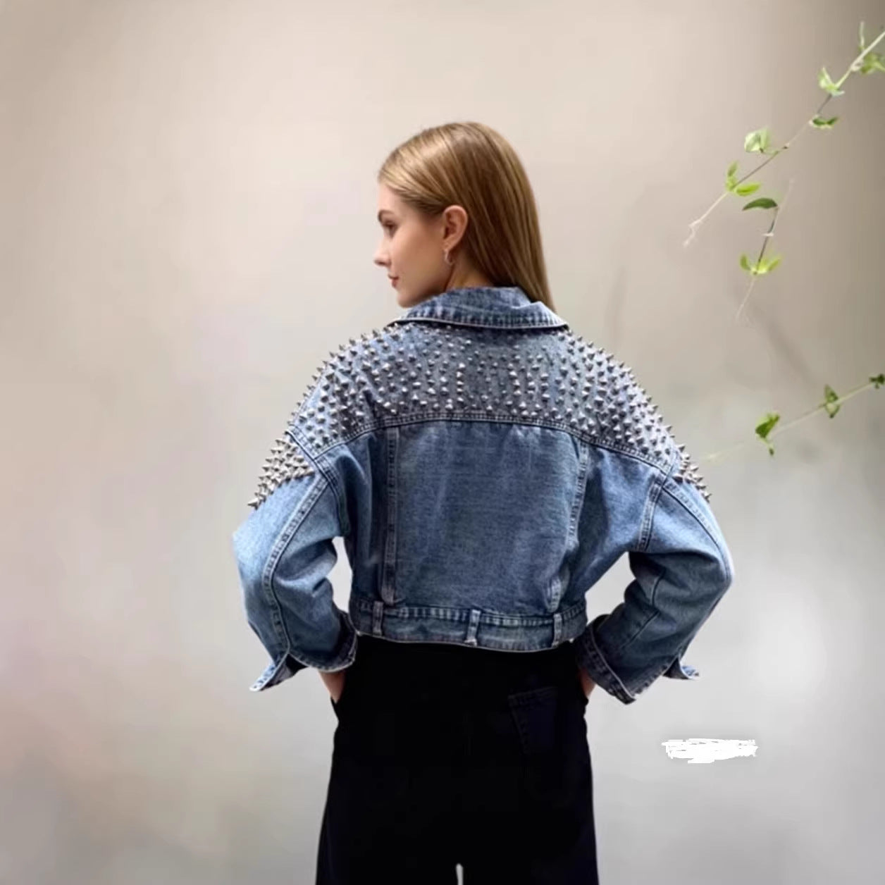 Urban Couture Denimjakke med Unikke Detaljer