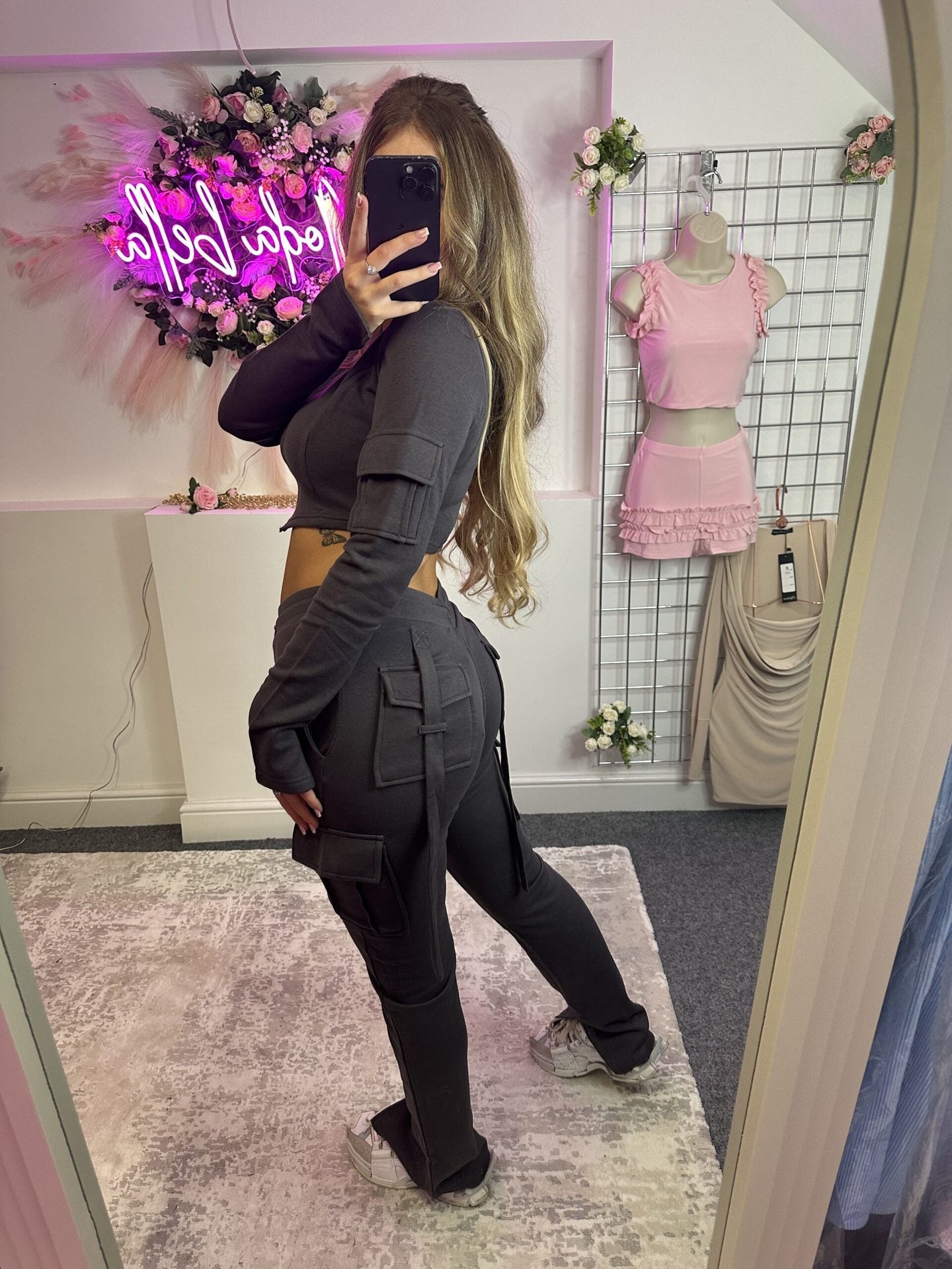 Snyggt set med crop top och cargobyxor för dam