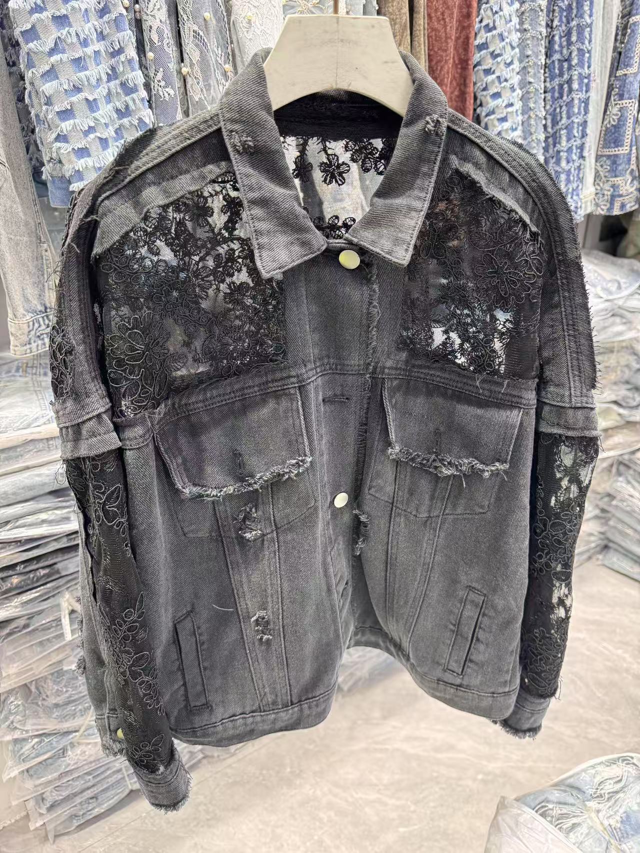 Stilfuld Denimjakke med Delikat Blondefinish