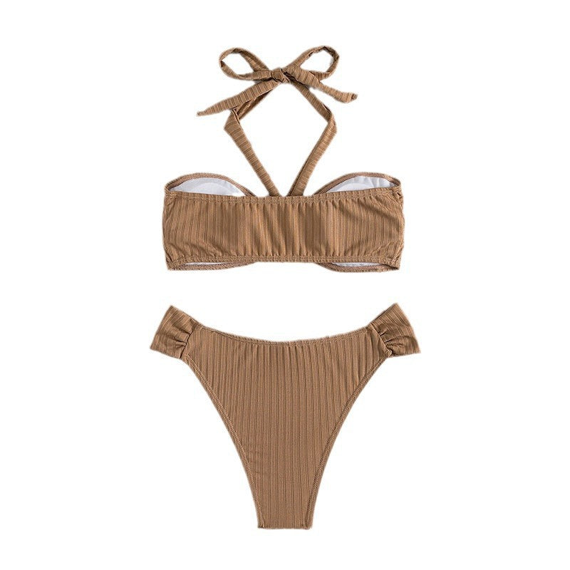 Elegant Bikiniset med Halterneck och Feminin Volangdesign