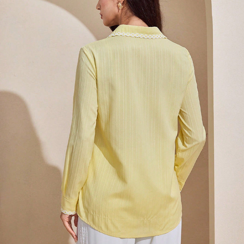 Elegant blus med blomdesign och chica knappdetaljer