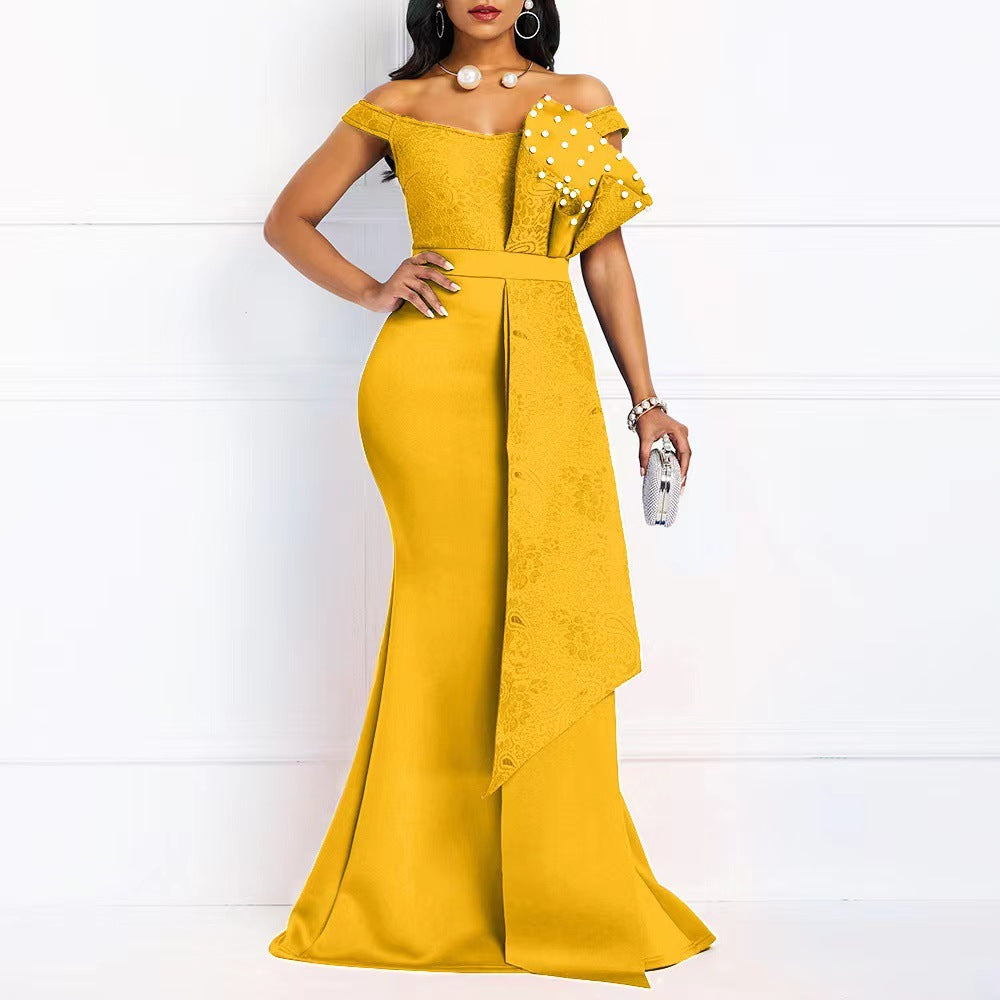 Elegant Maxiklänning med Off-Shoulder Design och Spetsdetaljer