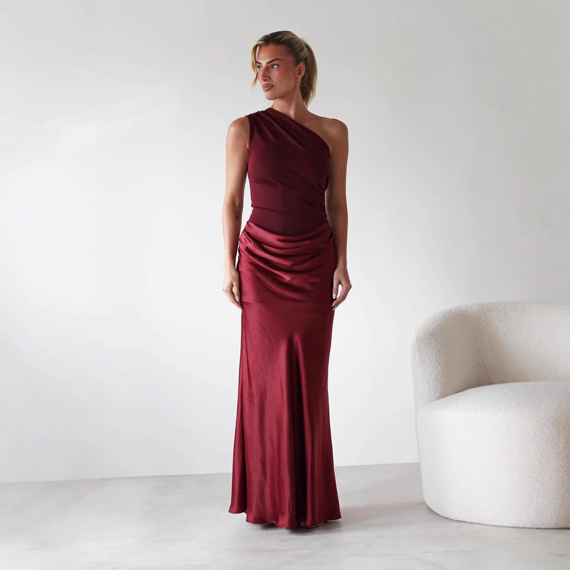 Eleganta Klänningen med Asymmetrisk Silhuett och Flödande Drapering