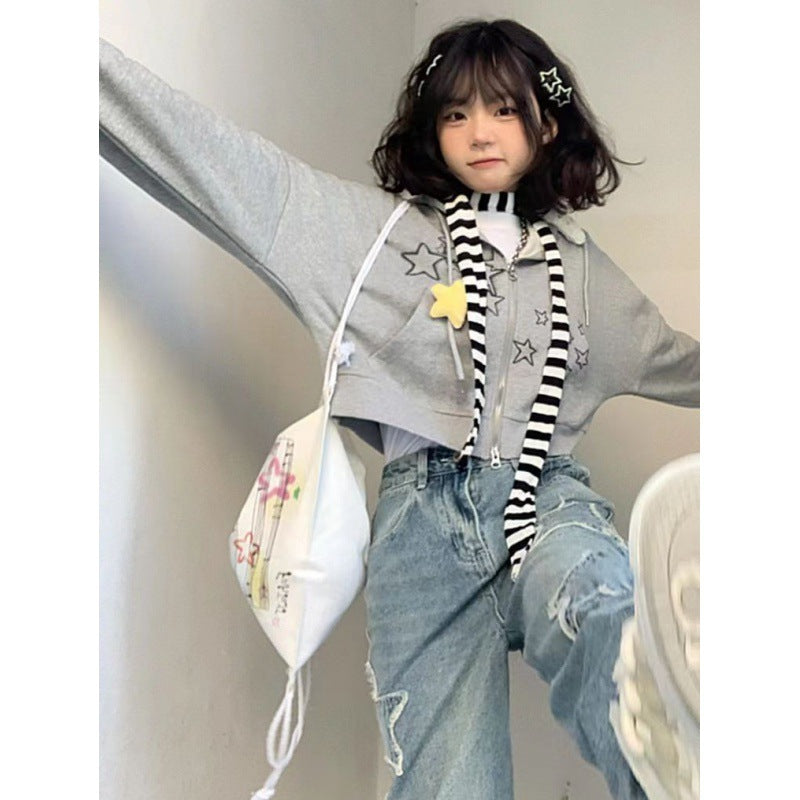 Kreativ Crop Hoodie med Stjerneapplikationer fra StyleAura