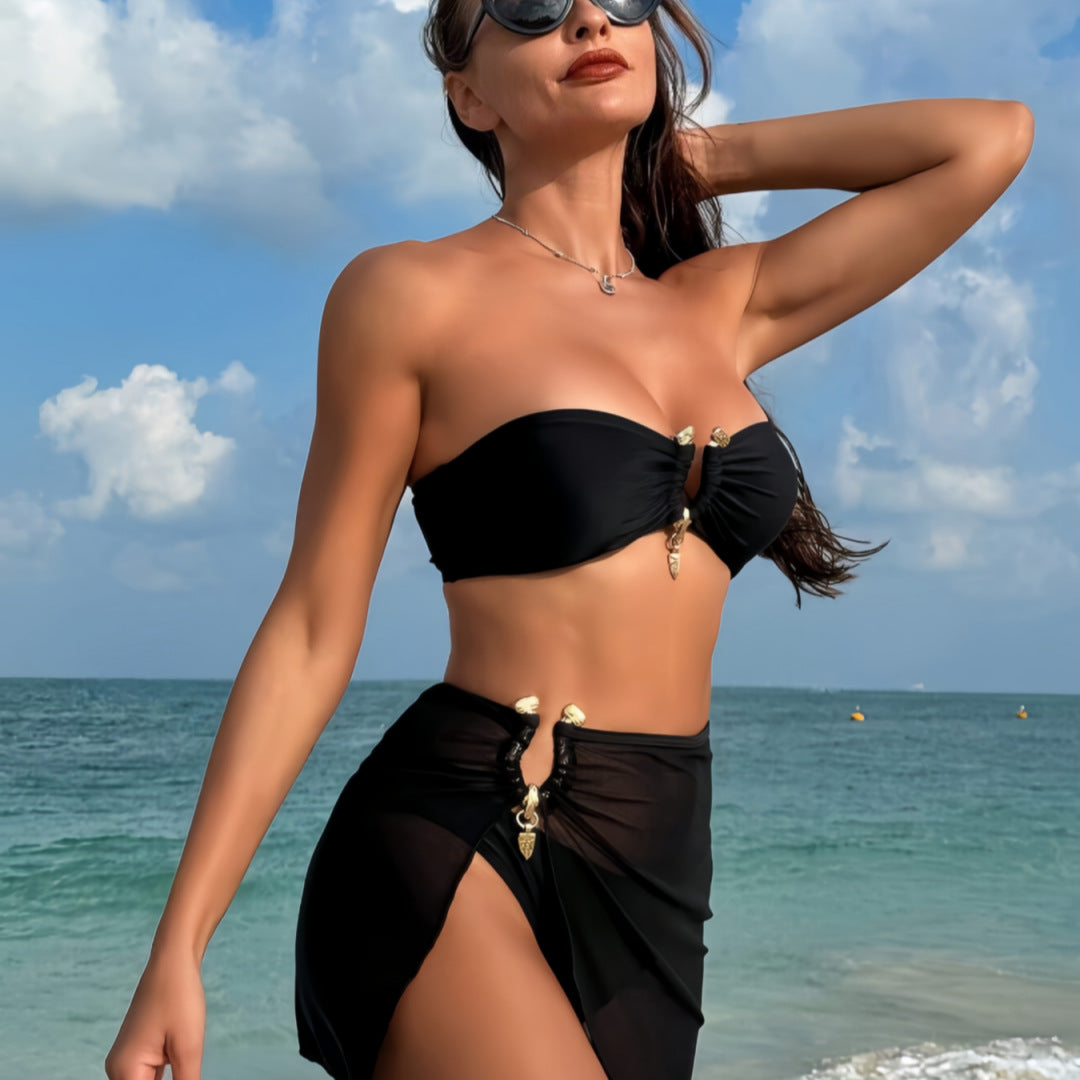 Snygg Bandeau-Bikini med Chic Kjolöverdrag