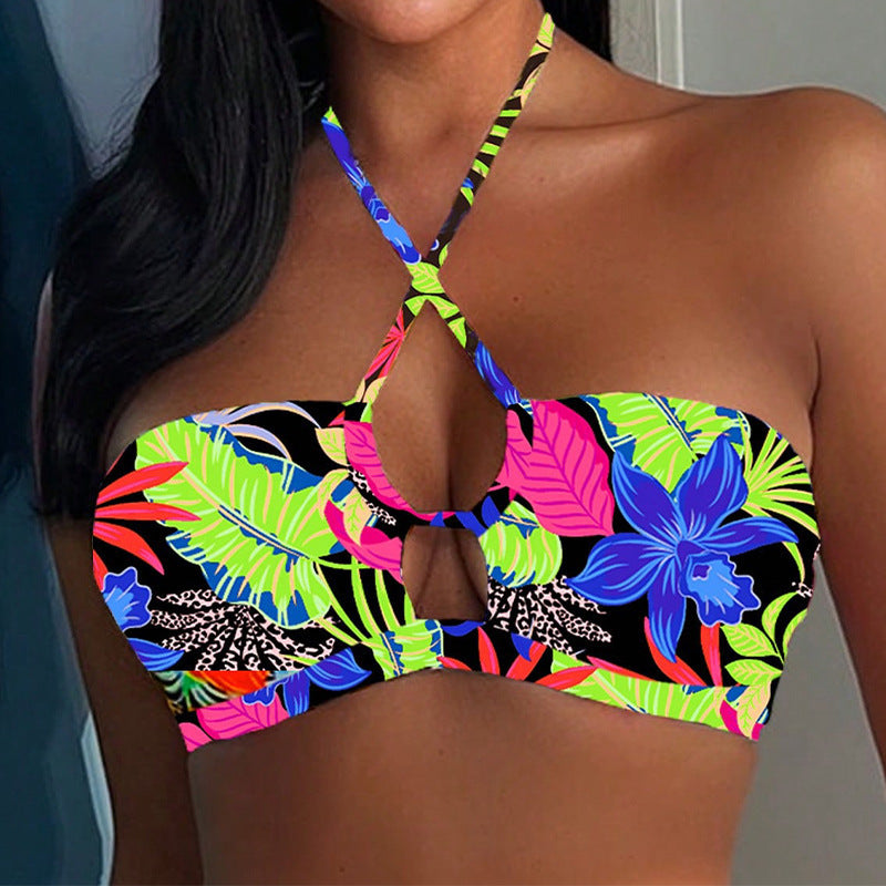 Stilren Bandeau-Bikini med Trendig Urtagsdesign