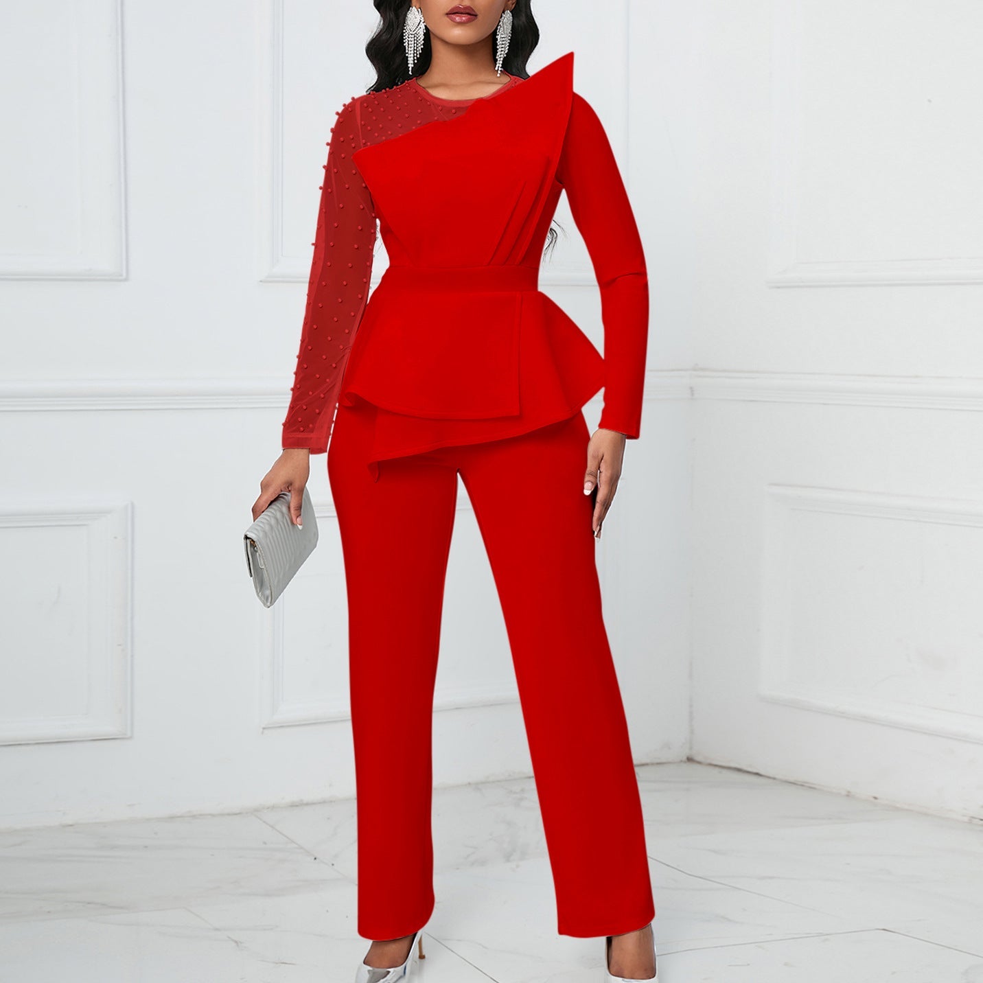 Modern Jumpsuit med Asymmetrisk Skärning och Glamourdetaljer