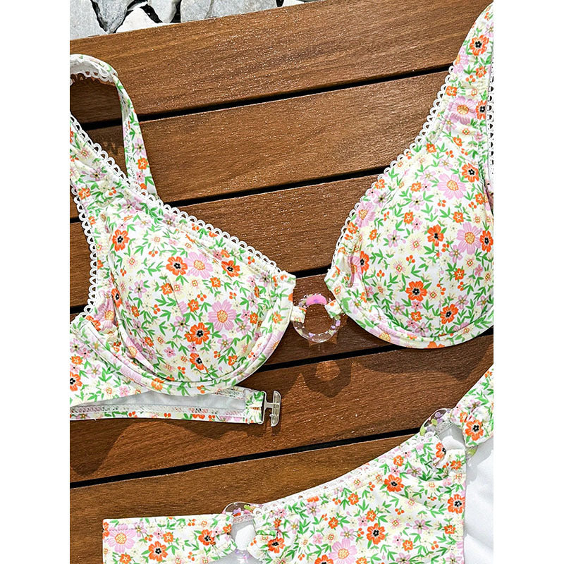Sofistikerat Bikiniset med Blommönster och Eleganta Volanger