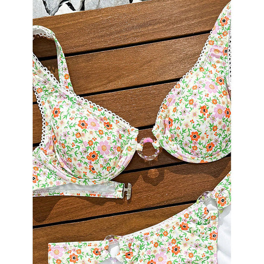 Sofistikerat Bikiniset med Blommönster och Eleganta Volanger