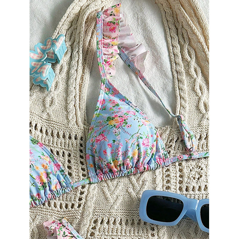Blommig Bikini med Feminina Volanger och Stiligt Uttryck