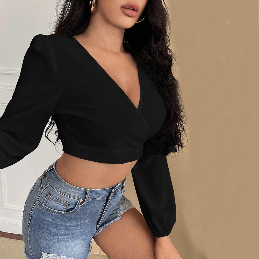 Elegant cropped top med dyb V-udskæring og smukke puffærmer