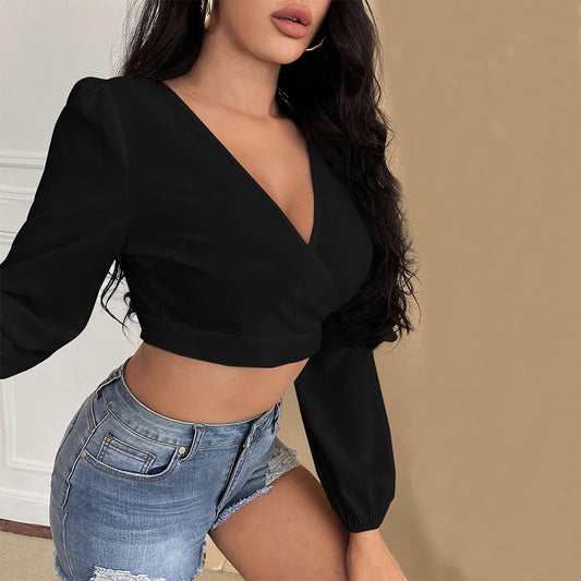 Elegant cropped top med dyb V-udskæring og smukke puffærmer